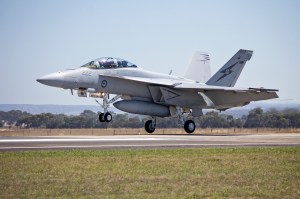 RAAF_(A44-222)_FA_18F_Super_Hornet_landing